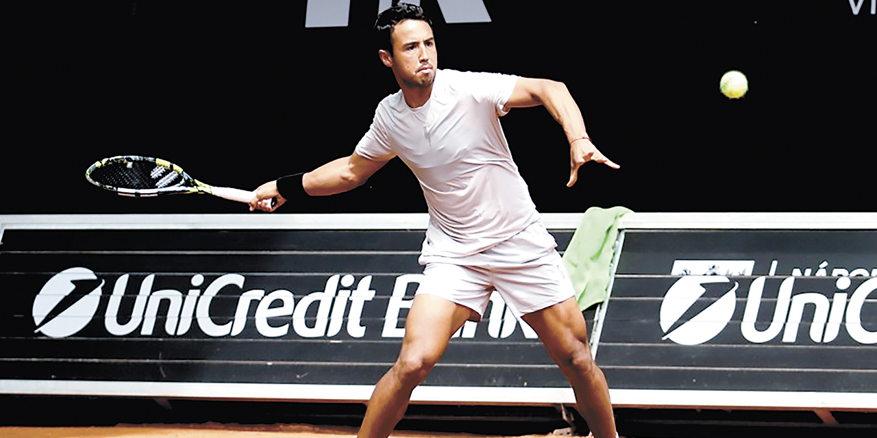 Hugo Dellien responde una bola en el Challenger de Prostejov.