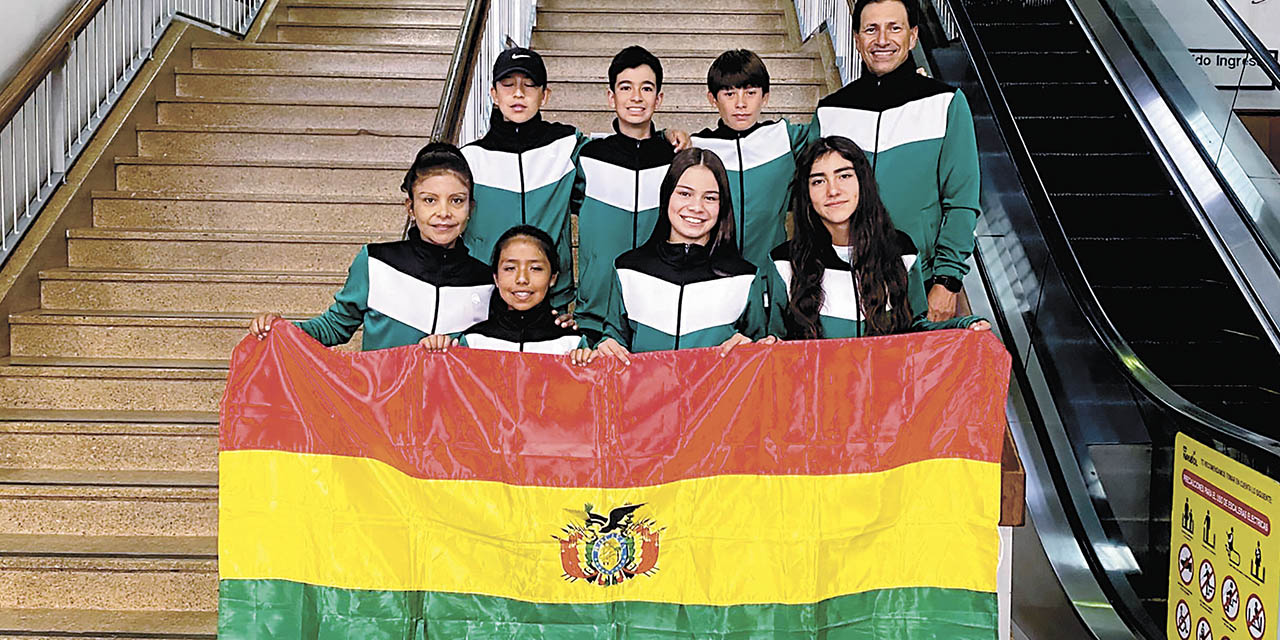 Integrantes de la selección boliviana de tenis Sub-12.