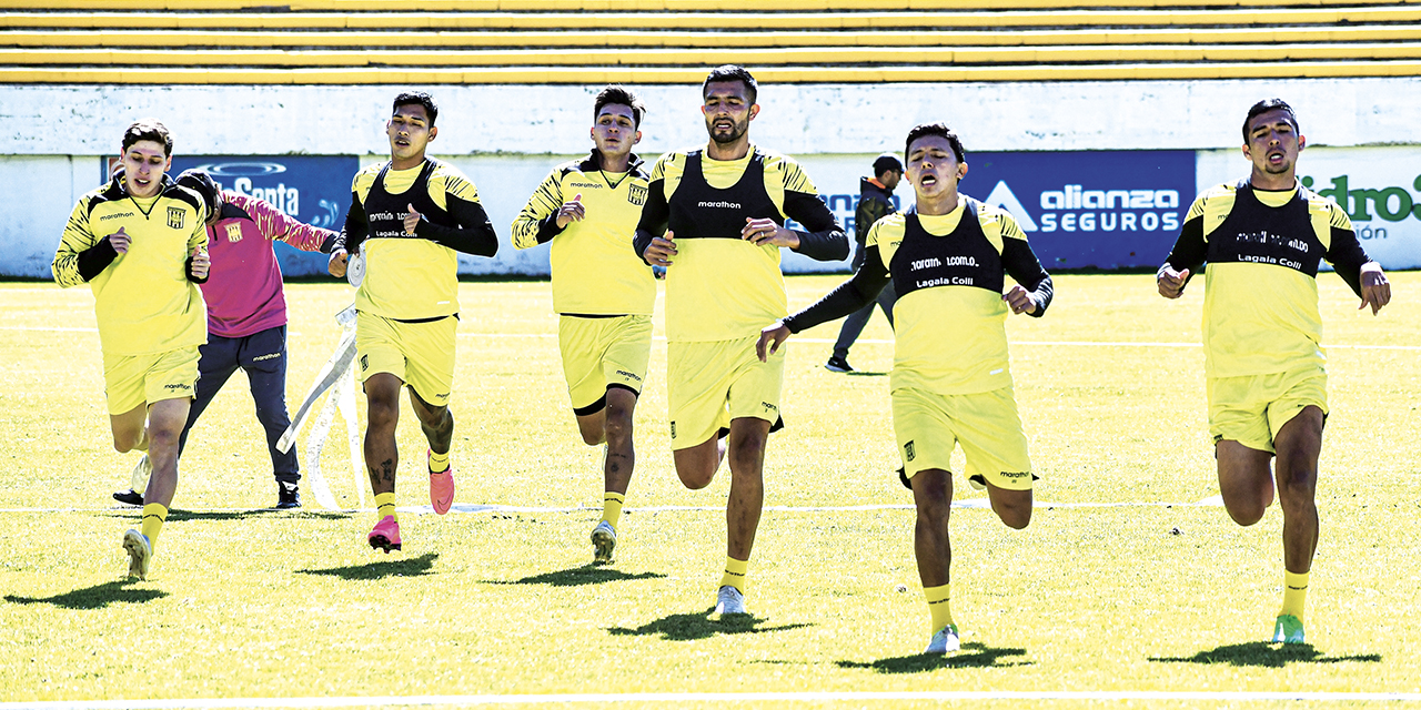 Jugadores del Tigre en pleno trabajo físico, en el estadio de Achumani.