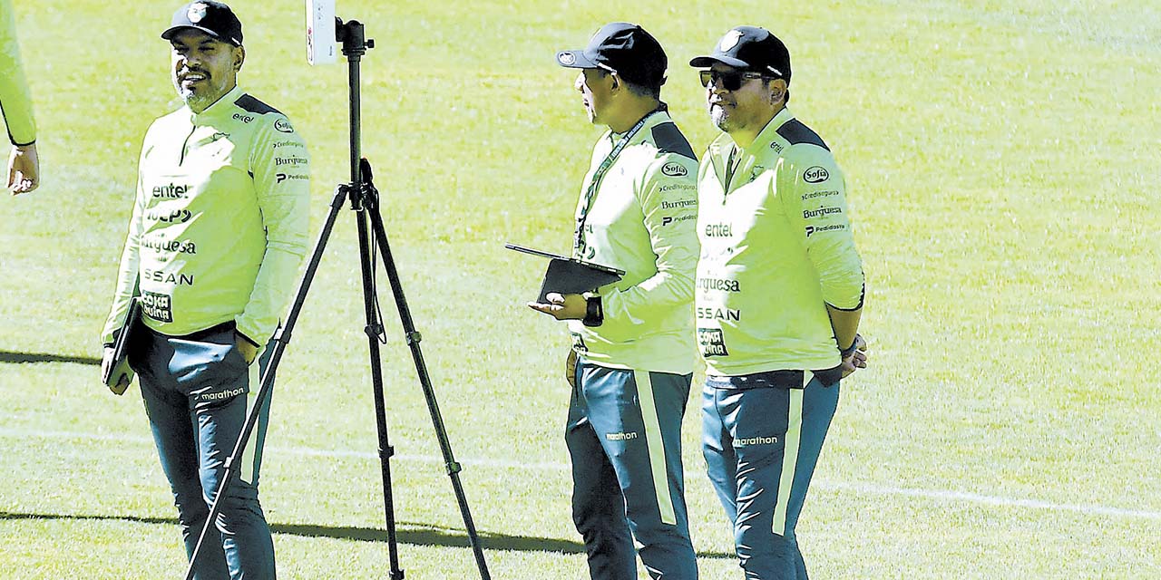 El técnico Óscar Villegas (der.) supervisa el trabajo de la Selección.