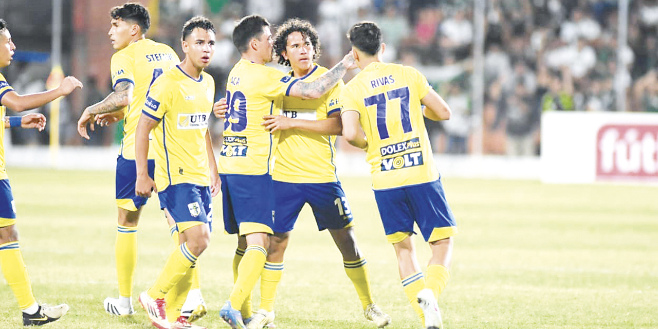 Jugadores de ABB festejan el empate conseguido en Montero, en condición de visitante.