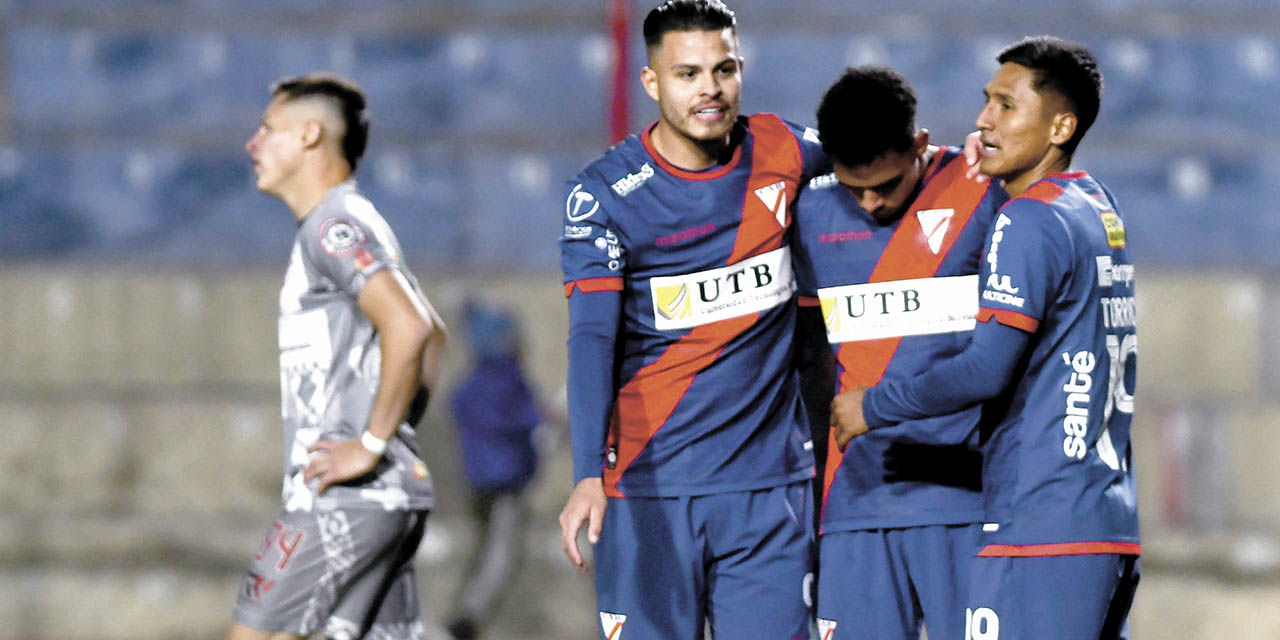 Roler Ferrufino, Moisés Paniagua y Darío Torrico festejan la goleada del equipo millonario.