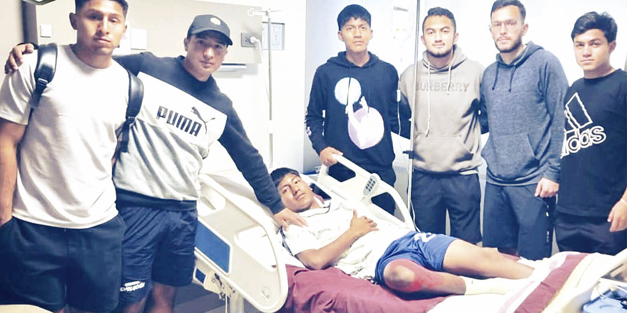 Jugadores de Wilster en la visita a su compañero Andrés Guillermo.