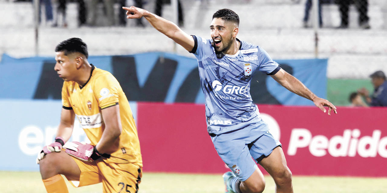 Guido Vadalá de Blooming festeja su gol ante la desazón del arquero Ronald Huanacota.