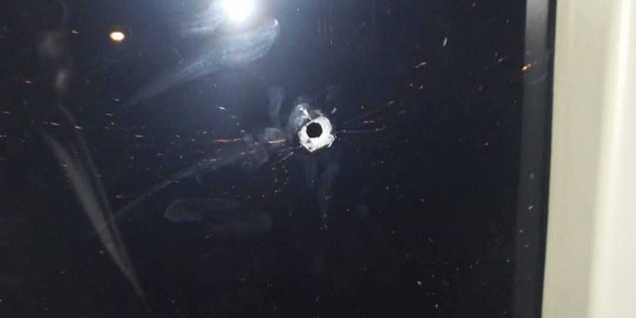 El orificio por donde ingresó la bala en el bus de Blooming.