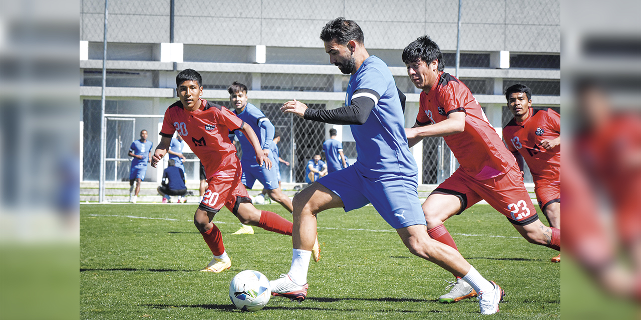 Martín Cauteruccio domina el balón en el amistoso. Ayer, hizo cuatro goles.