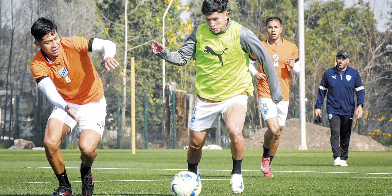 Luis Paz avanza con el balón ante la mirada de Ervin Vaca en la práctica de fútbol que realizó el equipo celeste, ayer en el complejo deportivo de la ANFP.