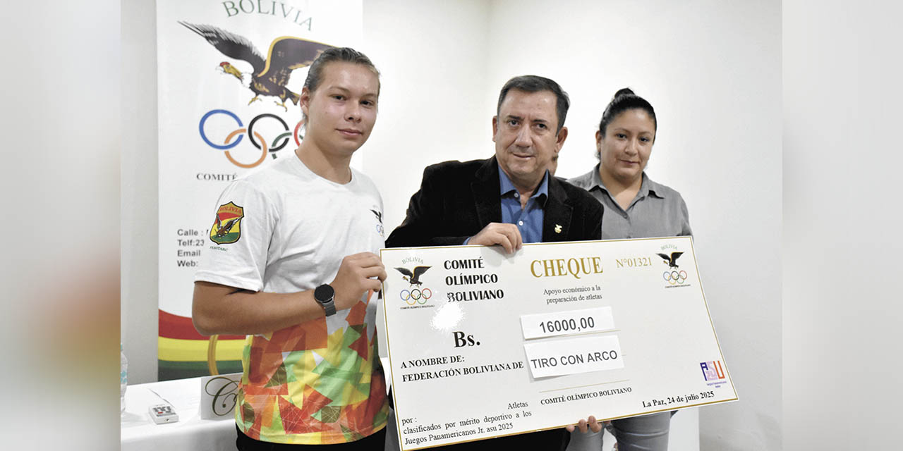 La representante de tiro con arco recibe el apoyo económico.