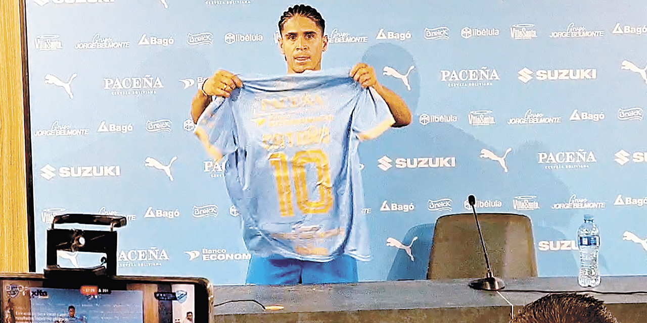 Daniel Cataño con la camiseta ‘10’ que jugará en Bolívar.