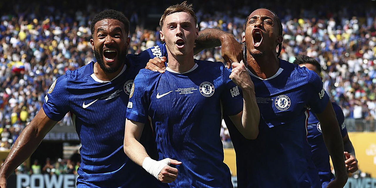 Reece James, Cole Palmer y João Pedro festejan la conquista del título