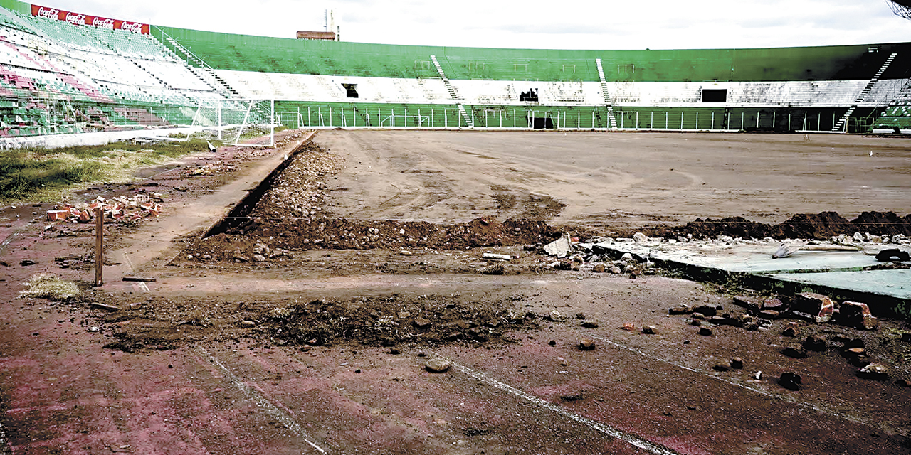 Los trabajos de remodelación del estadio ‘Tahuichi’ están demorados.
