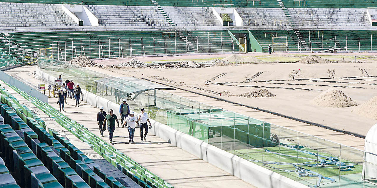 Asambleístas durante la inspección al estadio ‘Tahuichi’.