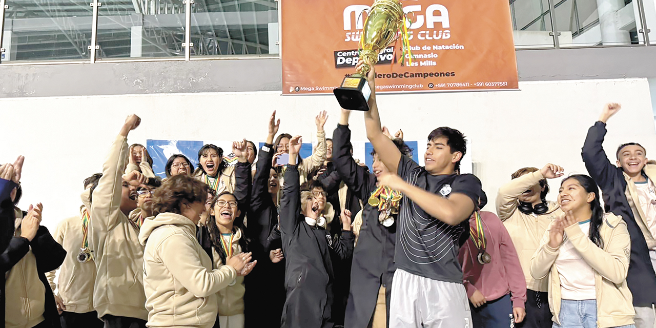 Integrantes del club CTLP festejan el ascenso a la máxima categoría de la natación boliviana.