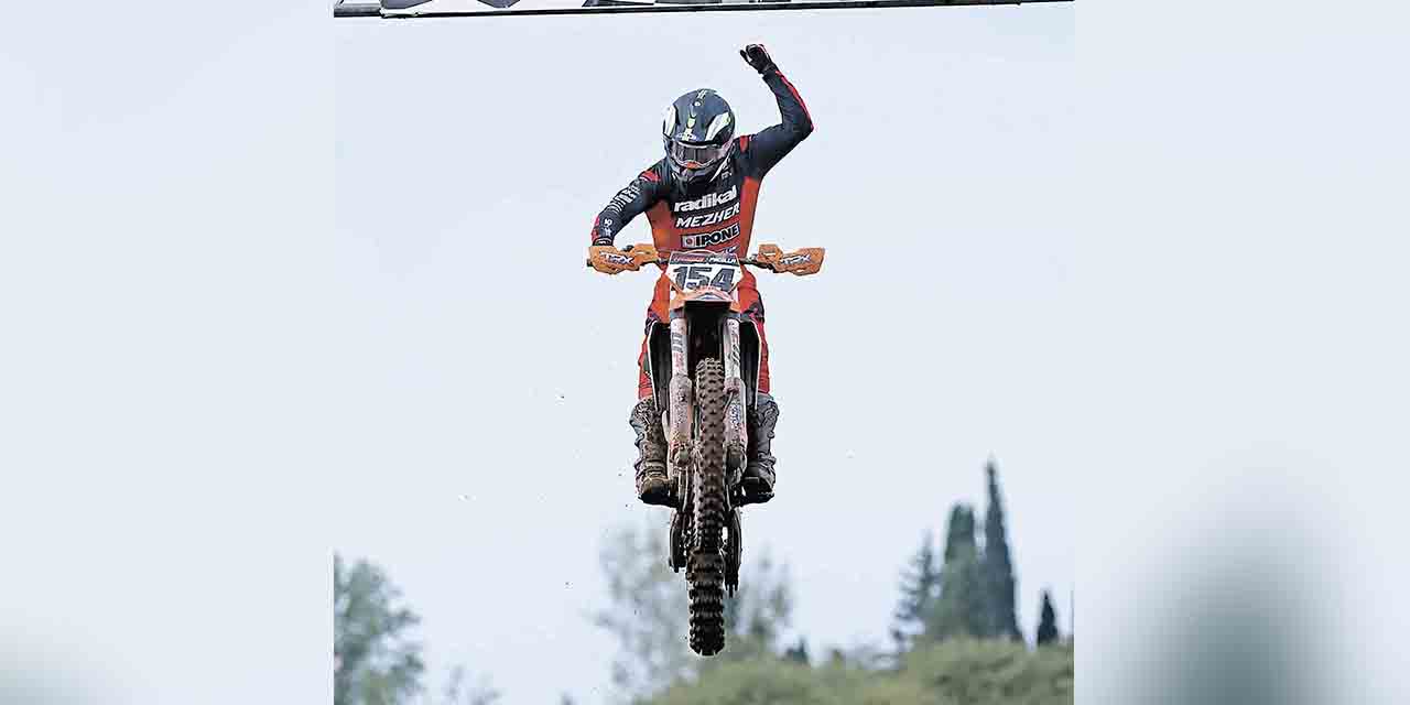 Carlos Padilla festeja el triunfo.