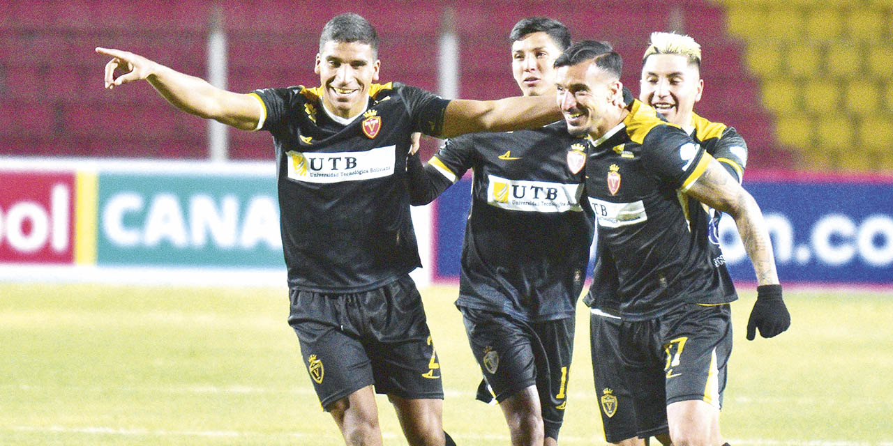 Integrantes de Real Oruro celebran la victoria ante Nacional Potosí.