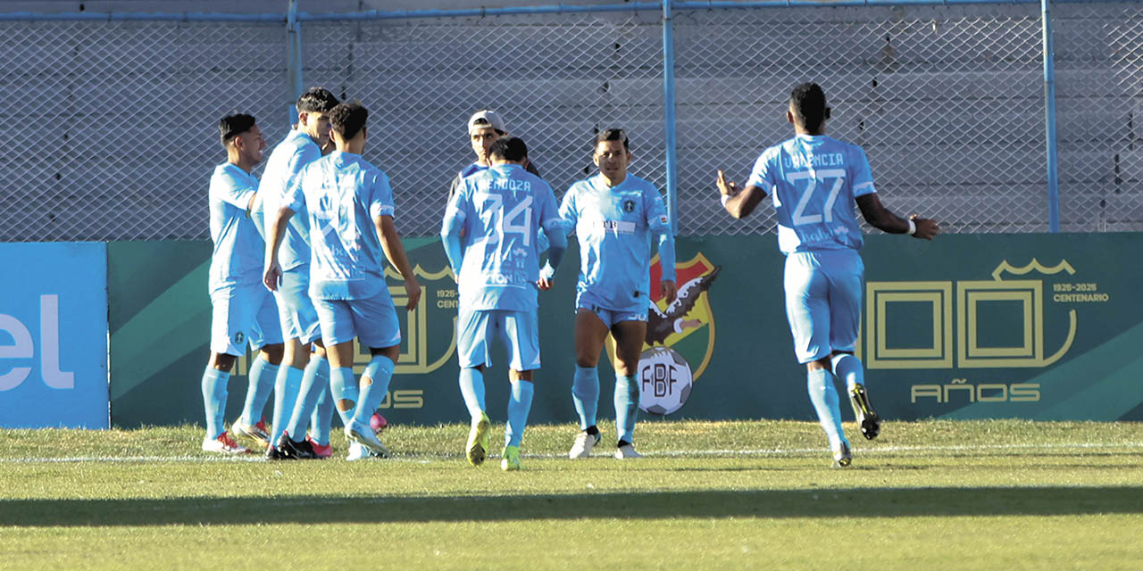 Jugadores de San Antonio festejan la victoria que lograron en condición de visitante sobre Real Oruro.