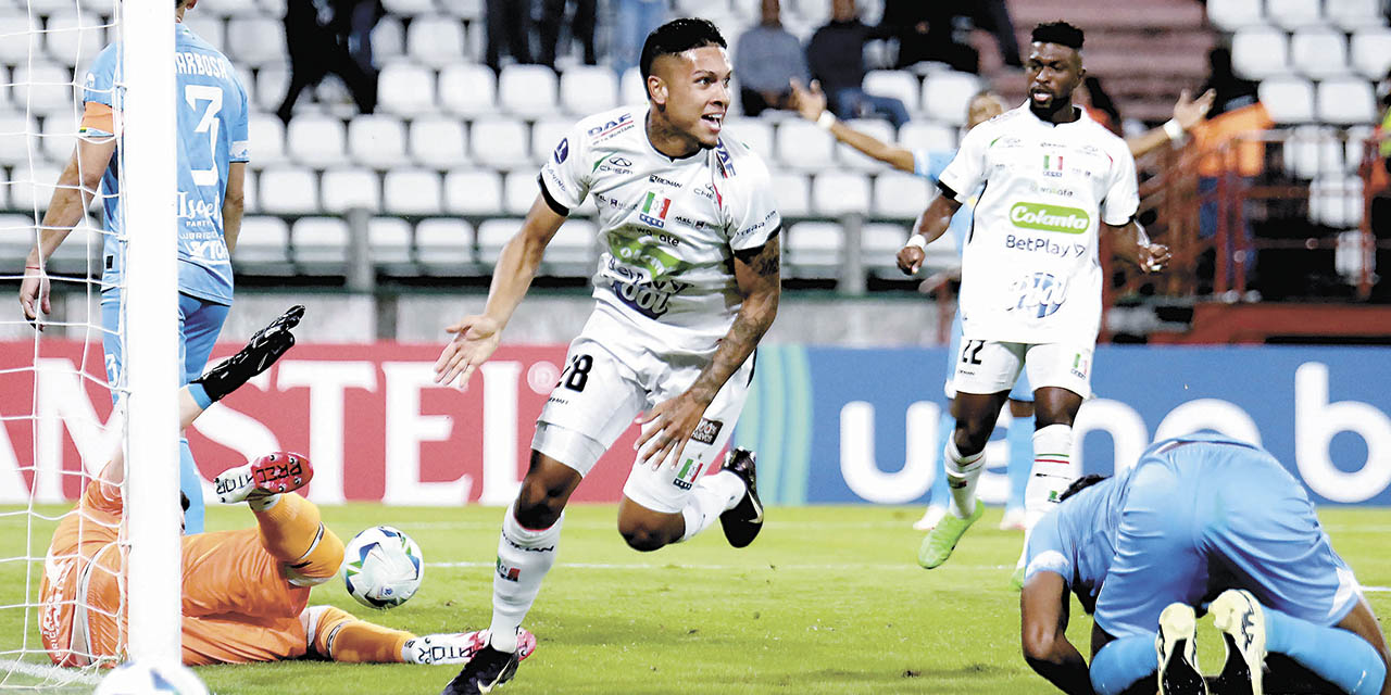 Jugadores de Once Caldas celebran el pase a octavos de la Sudamericana.