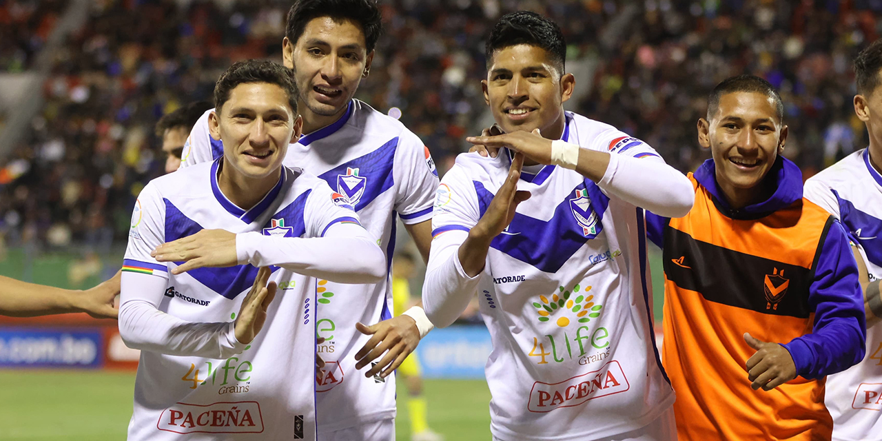 Los jugadores del elenco orureño celebran la goleada.