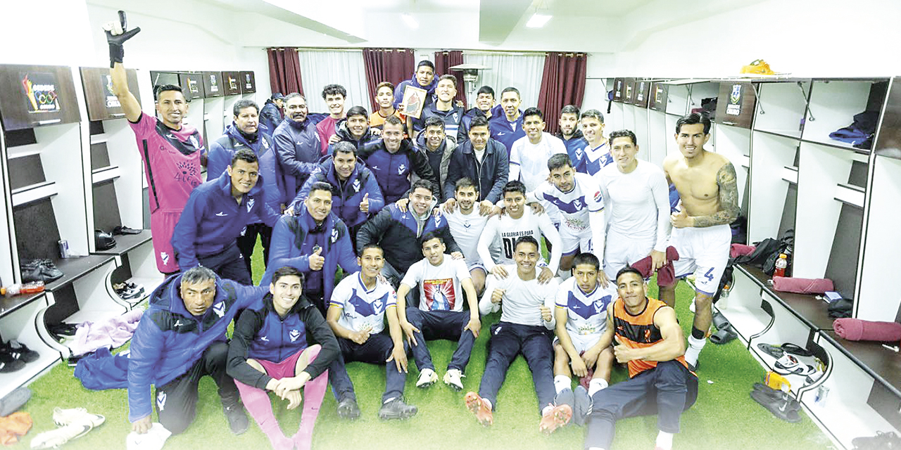 El equipo de GV San José en pleno festeja el triunfo ante Wilster en el vestuario.