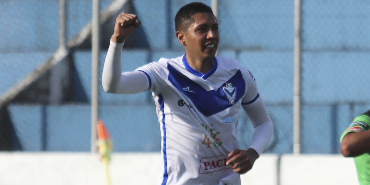 Samuel Galindo celebra su tanto de penal, que le dio el triunfo al equipo orureño.