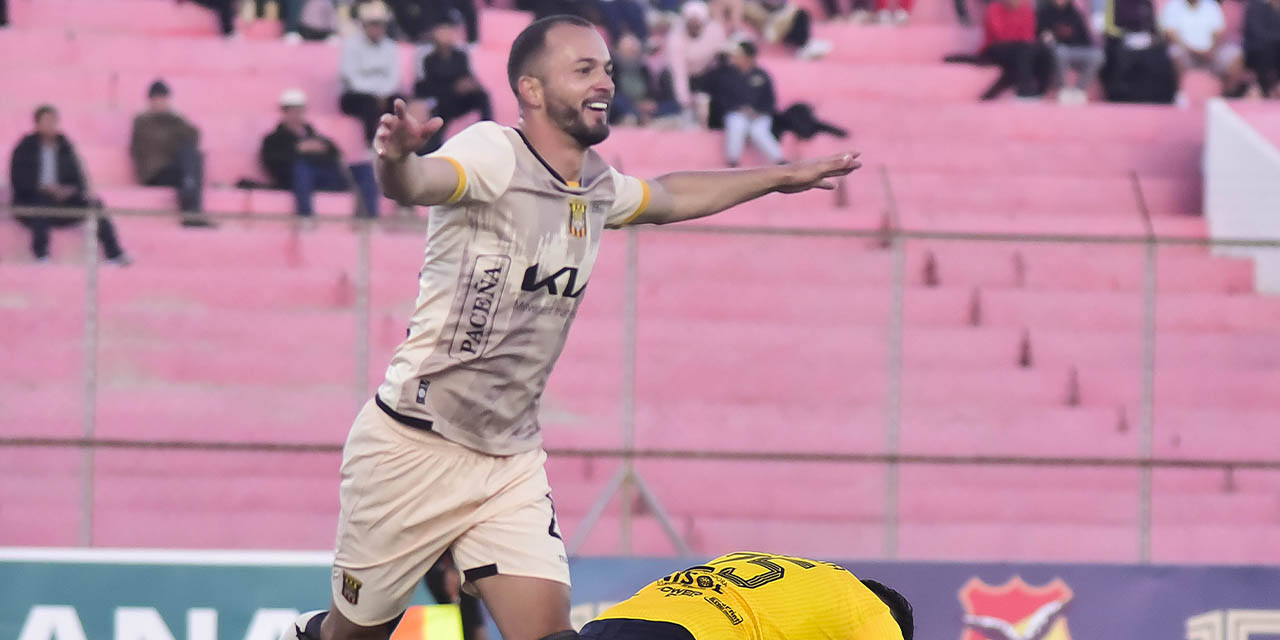 Juan Godoy festeja el primer gol del Tigre.