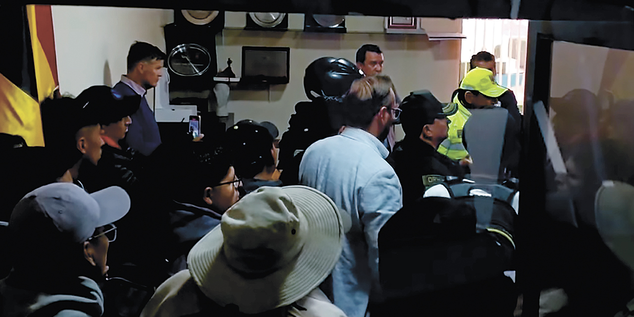 Trabajadores e hinchas presionan a Daniel Terrazas (al fondo) para que renuncie a la presidencia del Tigre.