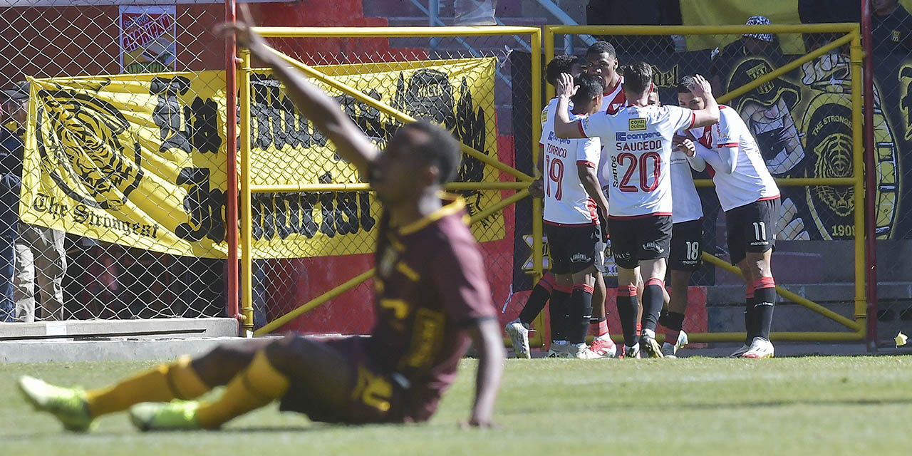 Jugadores de Always festejan mientras Arrascaita se queja.