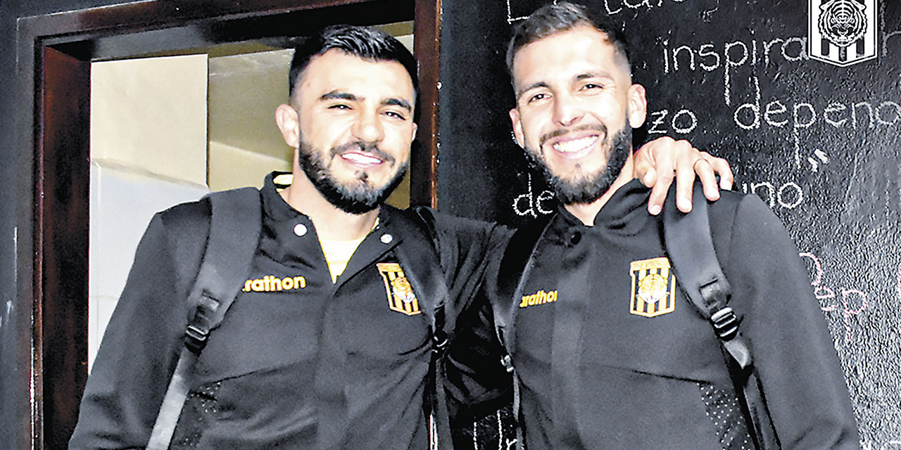 Enrique Triverio (izq.) con Rodrigo Banegas.
