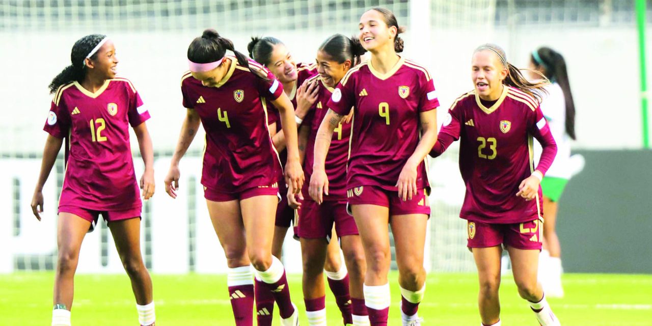 Jugadoras de Venezuela celebran la victoria sobre el equipo femenino de Bolivia.