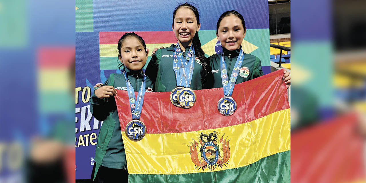 La medallista de oro, Ariadne Plata, flaqueada por Lorena y Delia.