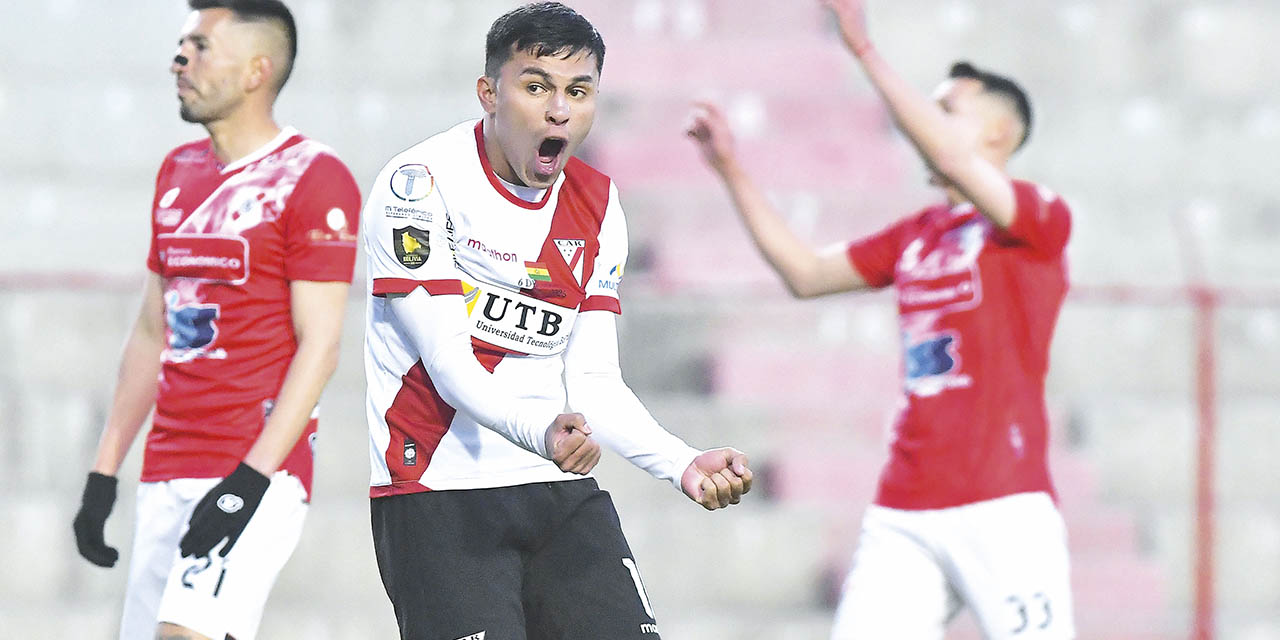 Héctor Bobadilla festeja su gol que le dio el triunfo a Always Ready.