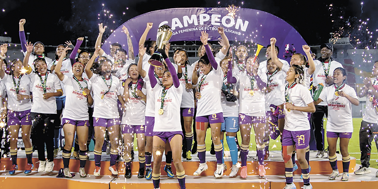 Las jugadoras de Always celebran la conquista de un nuevo título.