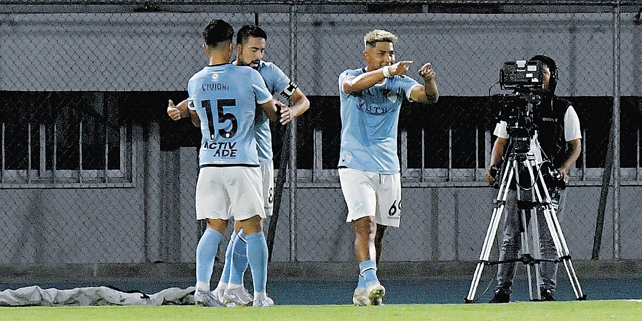 Jugadores de Aurora celebran la victoria que los mantiene con vida.