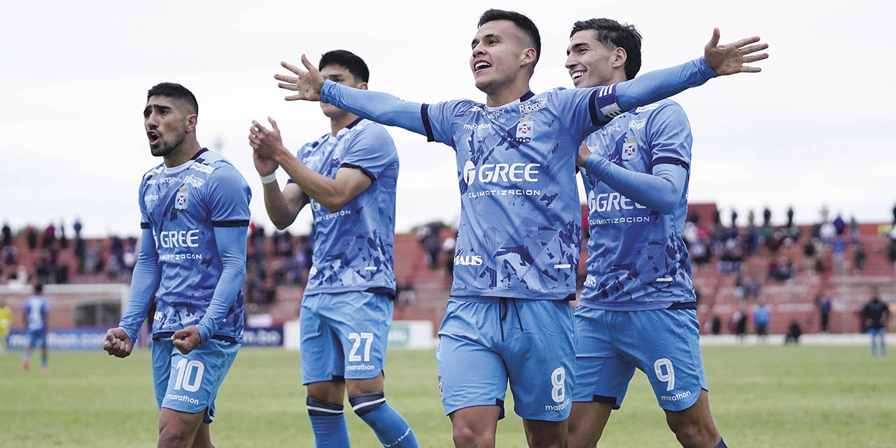 Moisés Villarroel festeja su gol, el que le dio el triunfo a Blooming.