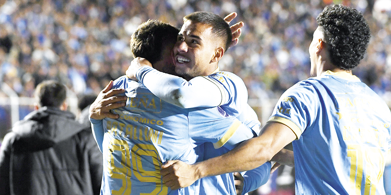 Damián Batallini (99), autor del segundo gol de Bolívar, es congratulado por Robson Matheus.
