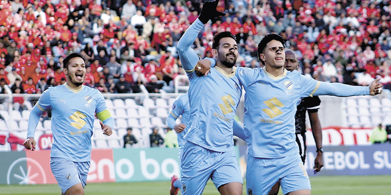 Los jugadores de Bolívar festejan el triunfo y la clasificación.