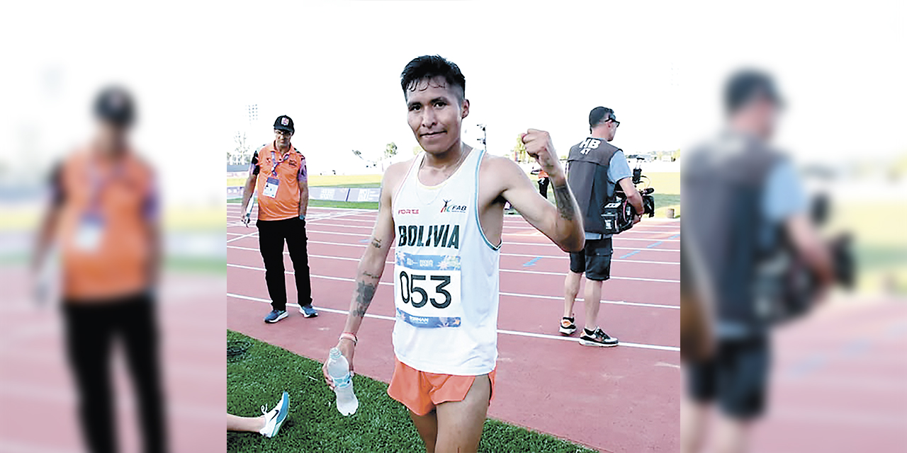 El atleta David Ninavia festeja la conquista de la presea de plata en los Panamericanos.