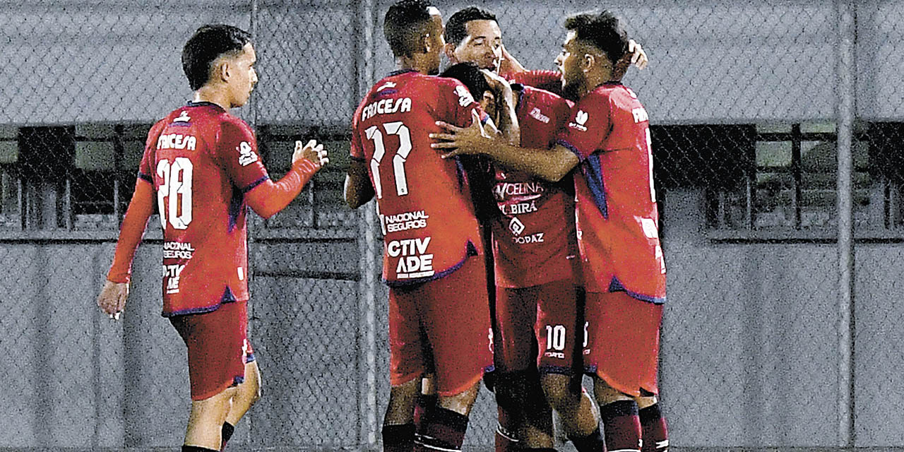 Jugadores de Guabirá festeja la victoria ante Aurora de visitante.