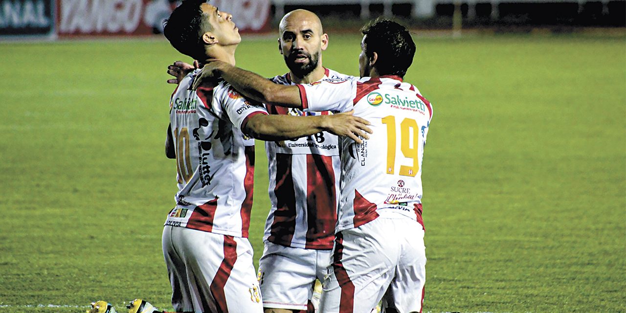Jugadores de Independiente celebran el triunfo.
