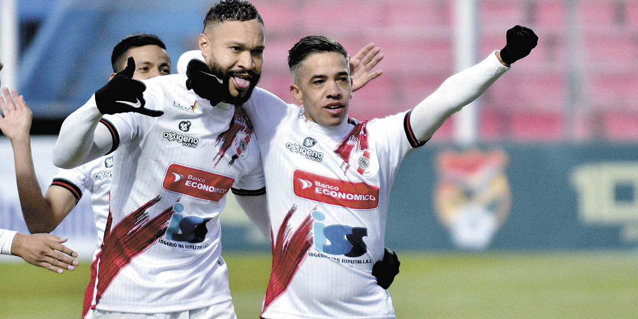 Tommy Tobar (izq.) y Maxi Núñez festejan la goleada de Nacional.