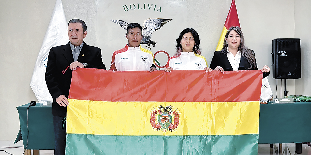 Autoridades del deporte y deportistas en el acto de entrega de la bandera.