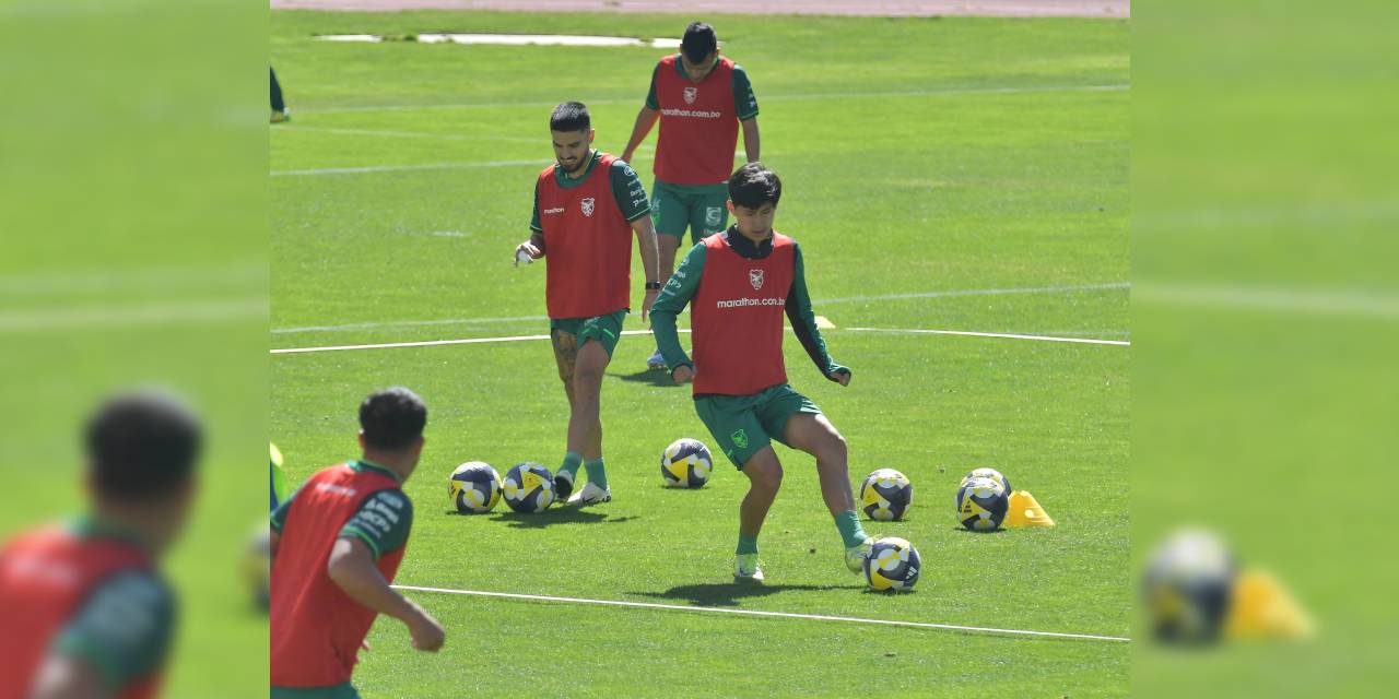 Jugadores de la Verde en la práctica de fútbol en el estadio Hernando Siles.