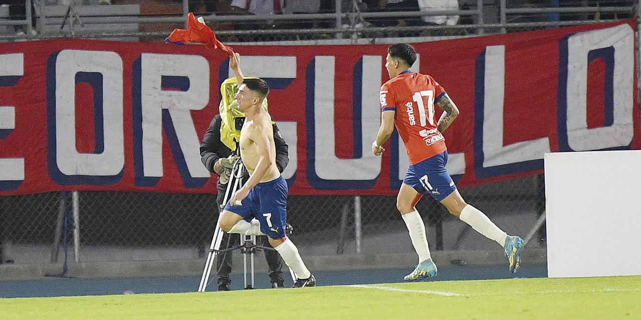 Álex Cáceres (7) festeja con la camiseta en mano su gol que le dio empate a Wilstermann.