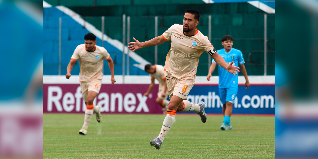 Rodrigo Ramallo festeja su gol, el primero de Aurora.