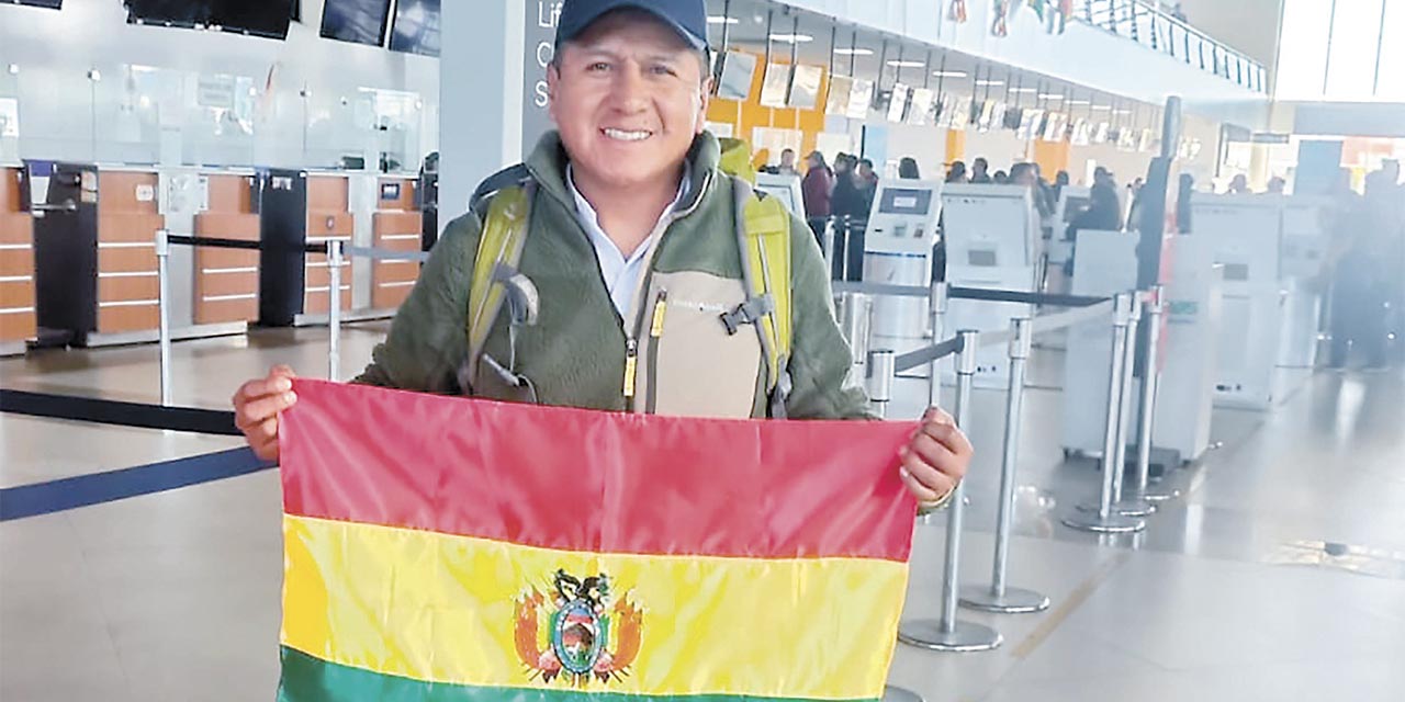 Ayaviri viajó a Nepal, donde quiere plantar la tricolor en lo más alto.