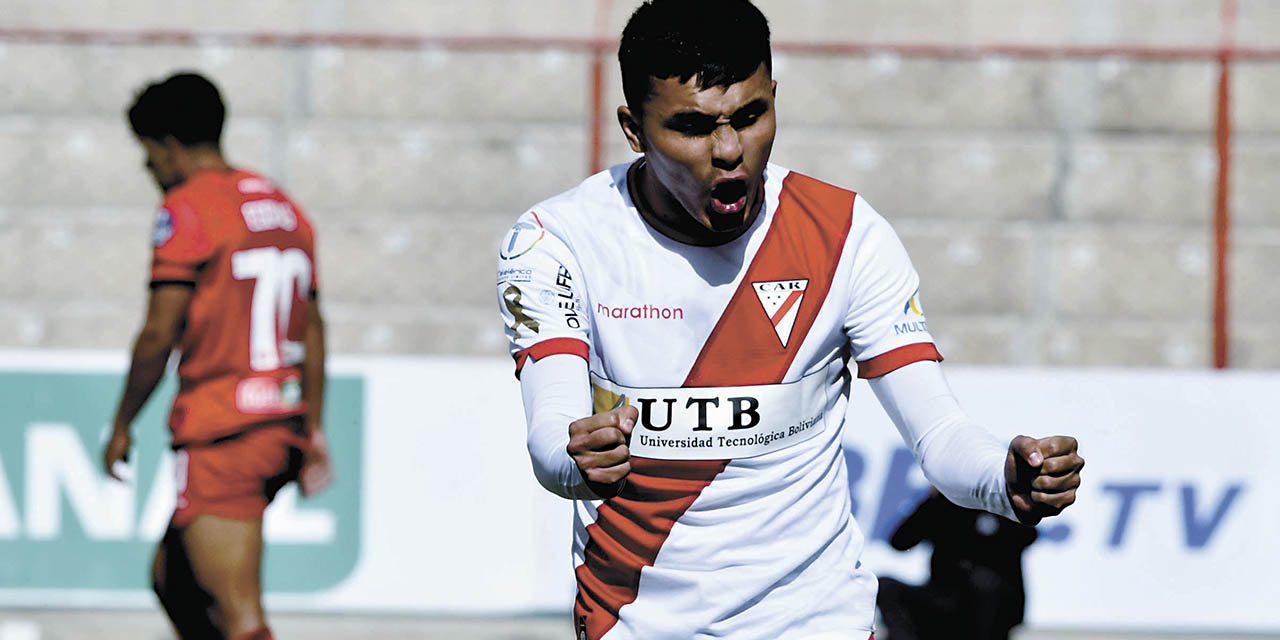Héctor Bobadilla grita sus goles en el triunfo del equipo millonario.