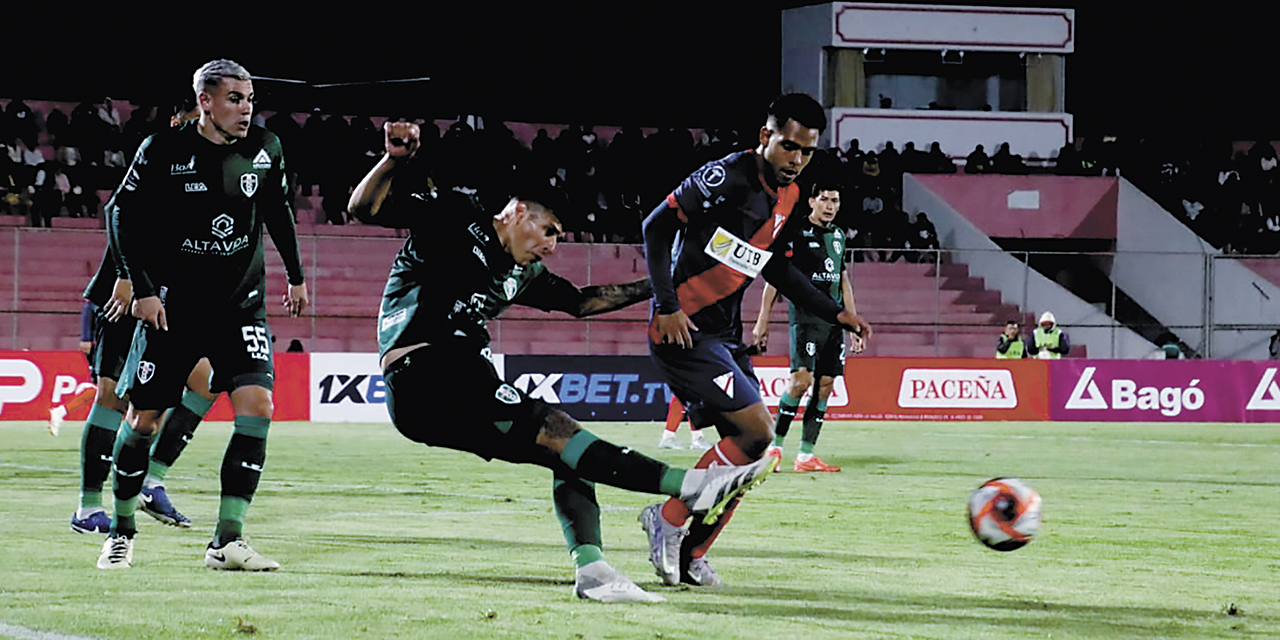 Una escena del duelo entre Tomayapo y Always jugado en el estadio IV Centenario de Tarija.