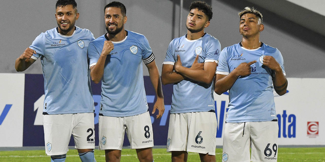 Jugadores de Aurora celebran la victoria en el clásico valluno.