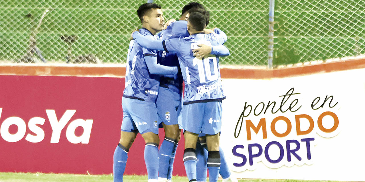 Los jugadores de Blooming celebran la victoria en Oruro.