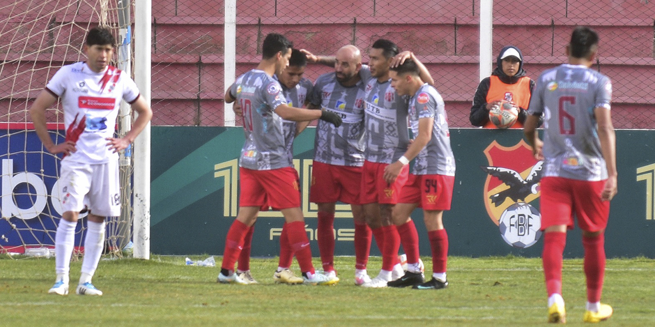 Jugadores de Independiente festejan la goleada sobre Nacional Potosí.
